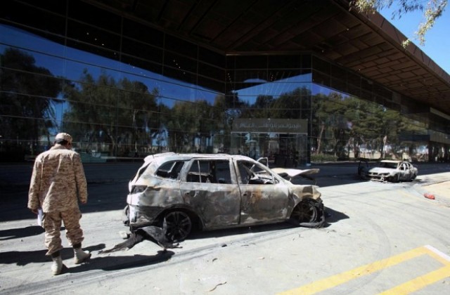 Военни самолети нападнаха отново цели в либийската столица