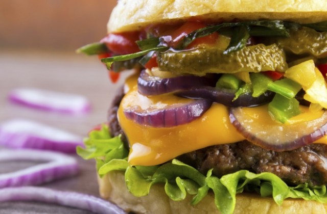 Британка изяде чудовищен бургер с 15 000 калории за 45 минути