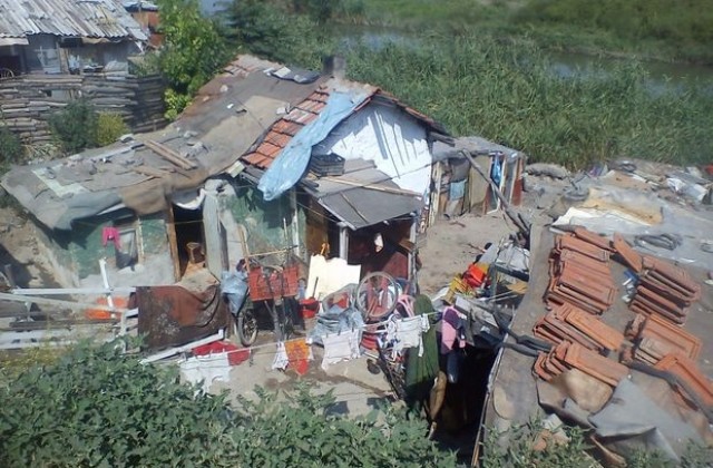 Премахват незаконни ромски постройки в Ямбол