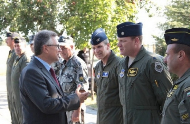 Военният министър награди участници в спасителните мисии в страната