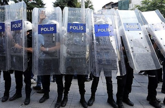 Десетки турски полицаи арестувани за заговор срещу правителството