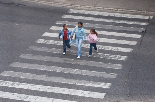 Освежават пешеходни пътеки в Аспарухово за новата учебна година