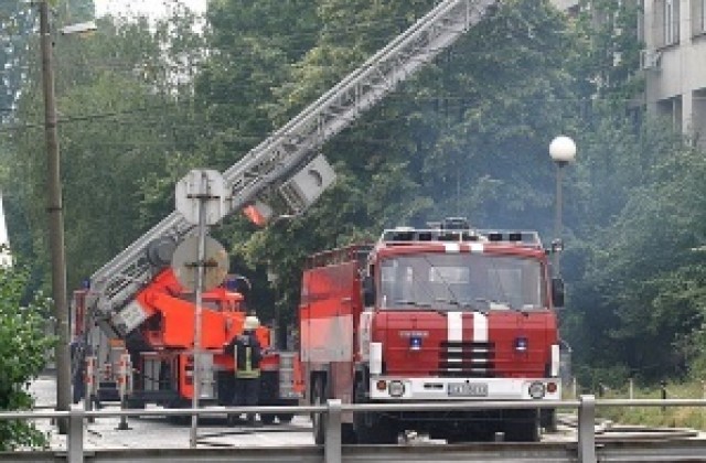 Къща горя в Дебелец, в Горна Оряховица запалиха детска количка
