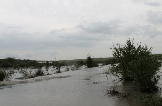 Критична остава ситуацията с река Мартинка край селата Брод и Злато поле