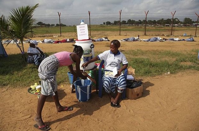 В Сиера Леоне се борят с вируса ебола с полицейски час