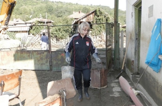 Цецка Цачева: Тинята и пораженията от водната стихия дълго ще съсипват живота на хората в село Говежда