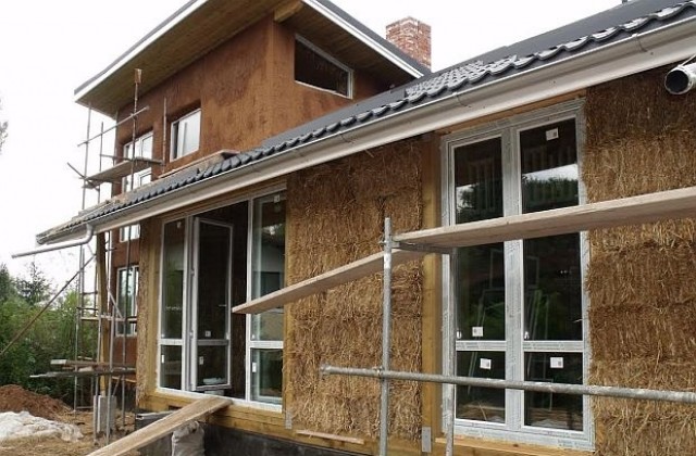 450 бали вложи семейство в строежа на къщата си от слама в Кладница