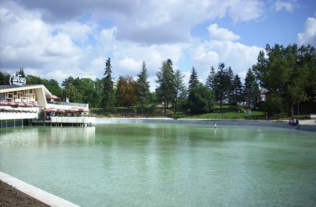 Пълнят езерото в парка