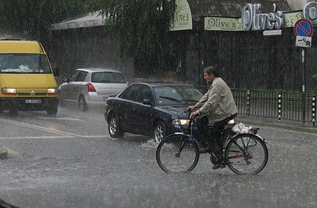Проливен дъжд над столицата, в Нови Искър има наводнени улици
