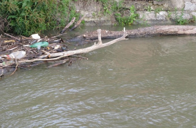Продължава борбата с наводненията в страната