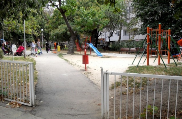 Варненци стегнаха сами детска площадка, от „Приморски” им благодариха (СНИМКИ)