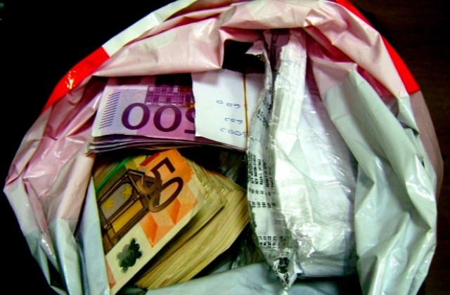 45 000 евро в тайник на лек автомобил откриха митническите служители на Лесово