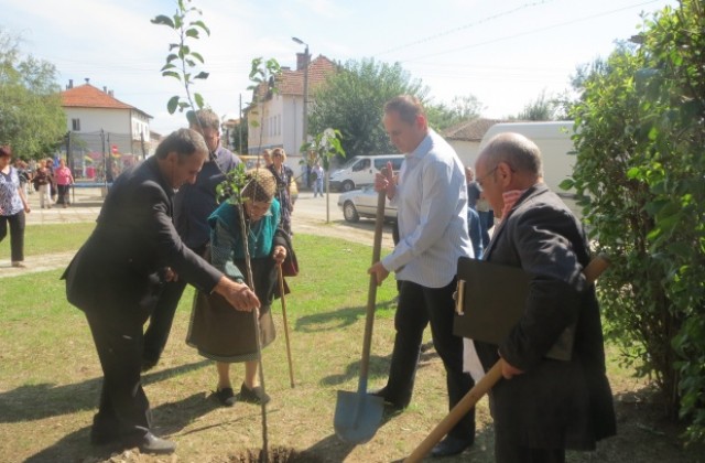 Кметове и модел на Майстора засадиха ябълково дърво на старта на Балканска черга
