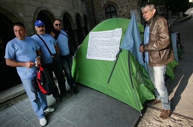 Служители на „Напоителни системи чакат заплатите си в палатков лагер до Президентството