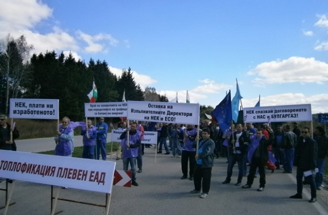 Служители от ТЕЦ-Плевен блокираха пътя Плевен-Русе-искат оставката на шефовете на НЕК и ЕСО