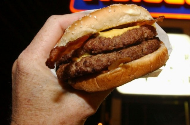 Хамбургерите водят не само до напълняване, а и до затъпяване