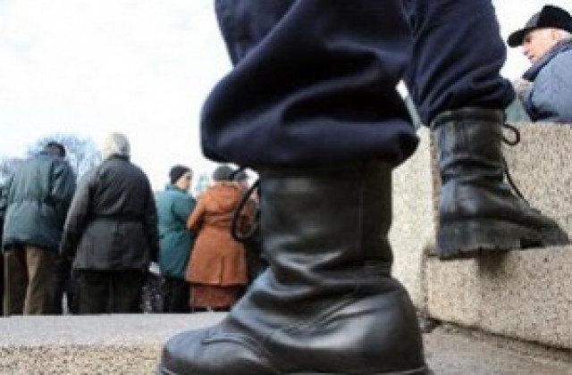 Военни и полицаи заплашиха с протести заради възрастта за пенсиониране