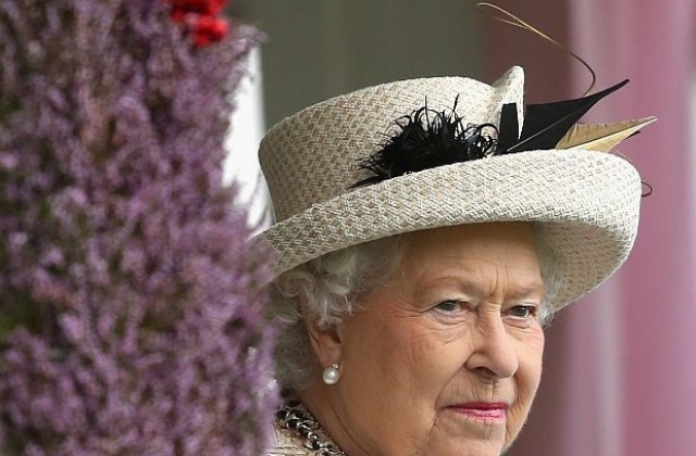 Кралицата търси служител, който да отлепва изплюти дъвки в двореца