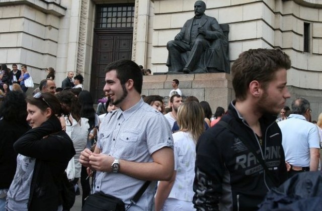 Предвиждат мерки за реинтегрирането на български студенти, завършили в чужбина