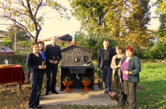 От ГЕРБ изградиха чешма в църковния двор на село Димча