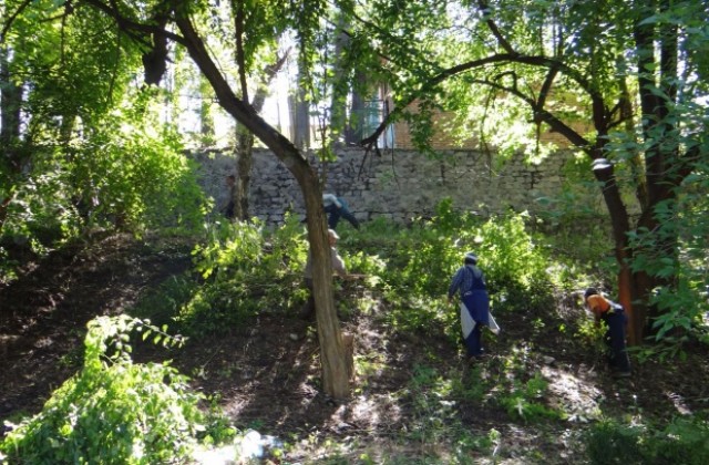 Започна разчистване на района около Средновековната Ямболска крепост