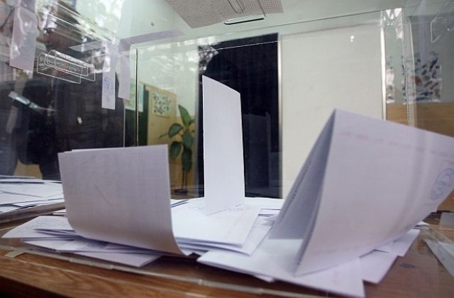 В изборна секция в центъра на Габрово късали предварително номерата на бюлетините