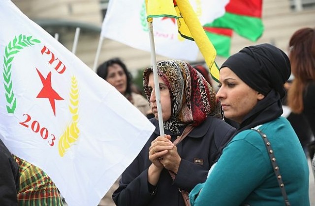 Кюрди нахлуха в сградата на ЕП, протестират срещу „Ислямска държава“
