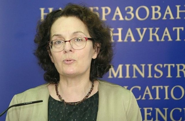 Министър Коларова: Да не се бърза с обвиненията по казуса с детето аутист