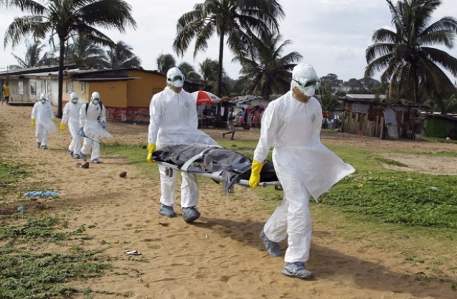 Стачка на медиците в Либерия заплашва борбата с ебола