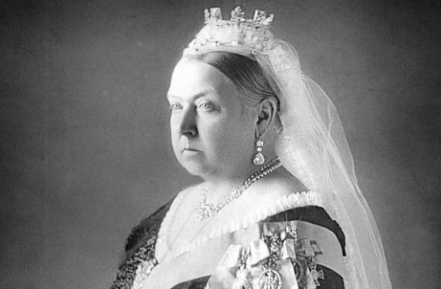 Продадоха огромните копринени кюлоти на кралица Виктория
