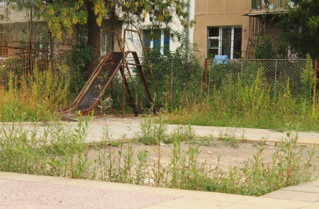Детската площадка, на която бяха открити епруветки с кръв, е дезинфекцирана