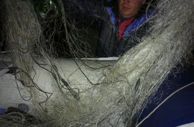 Иззеха бракониерски мрежи от язовир Жребчево