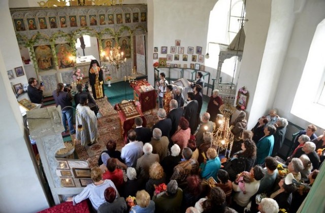 Блатец посрещна иконата на „Света Богородица и 12 светии”