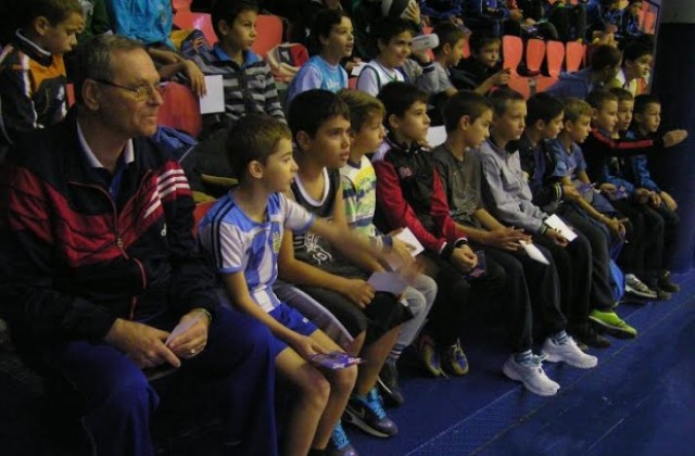 Играчите  на Черно море порт Варна изнесоха урок по-баскетбол за децата