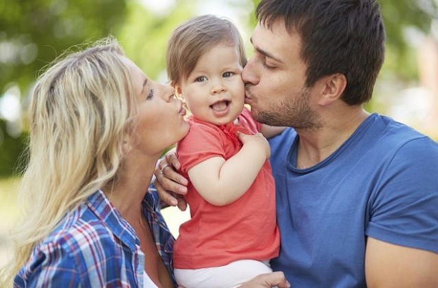 Родители, които често се целуват, по-рядко крещят на децата си