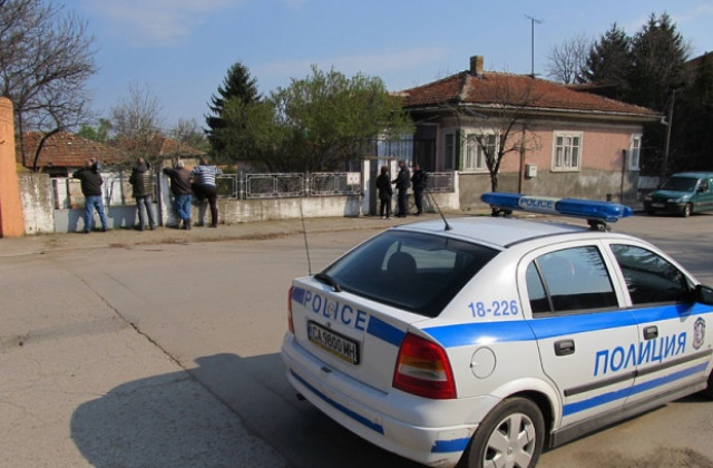 Трима маскирани пребиха и ограбиха 77-годишна жена от Велинград