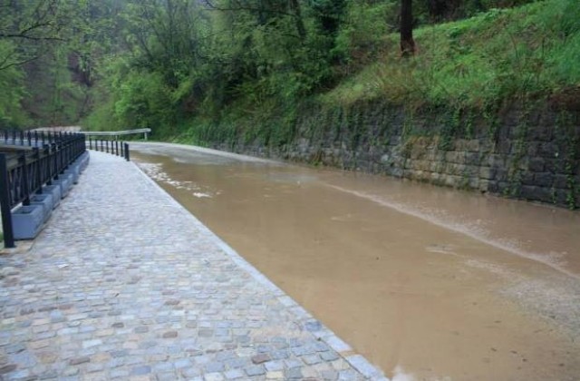 Водата заля пътища и мазета в села и квартали от област Габрово