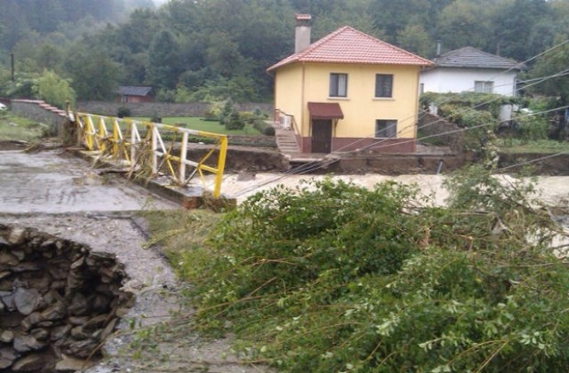 Дъждове и свлачища затрудняват достъпа до три населени места в община Рудозем