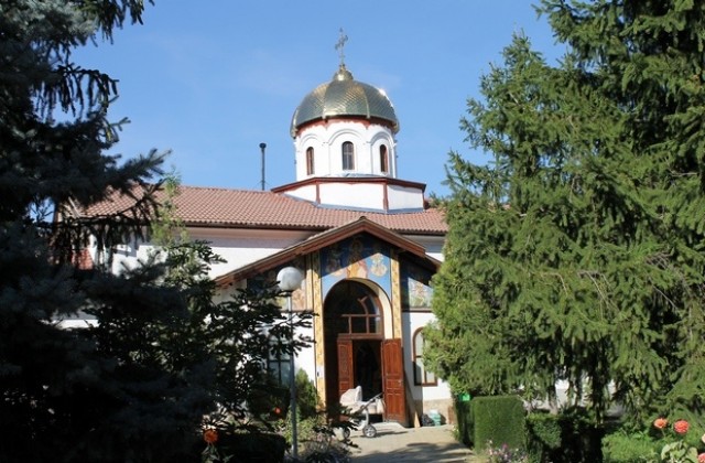 Дъждът променя програмата за 130-годишнината на храм Св. Димитър в Димитровград