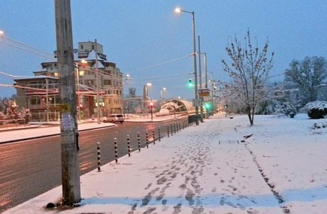 Първи сняг в София, чистят улици и булеварди