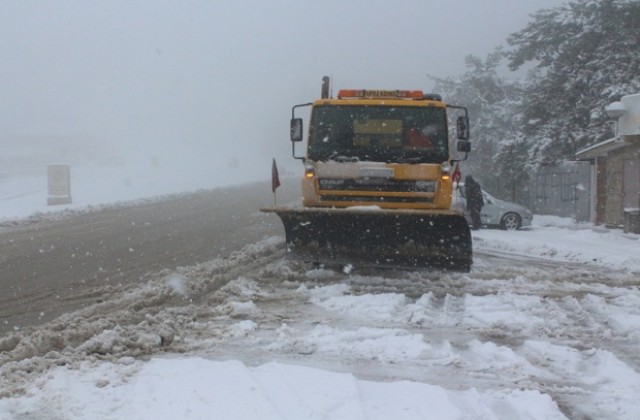 Бедствено положение в Бургас заради валежи от дъжд, сняг затвори пътища в страната
