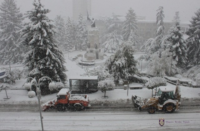 Автомобили с летни гуми предизвикаха тапи по улиците на В. Търново, кметът следи за снегопочистването