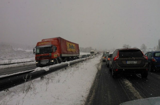 Бедствено положение на места в страната, снегът затвори пътища