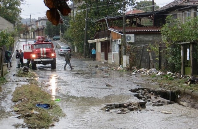 Пороите в Бургаско взеха жертва, има наводнени къщи и унищожени улици