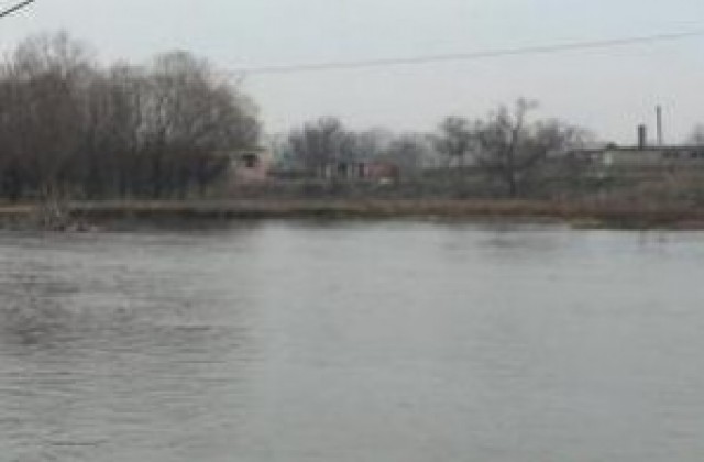 Нивото на реките в Хасковско пада, огнеборците продължават с отводняването