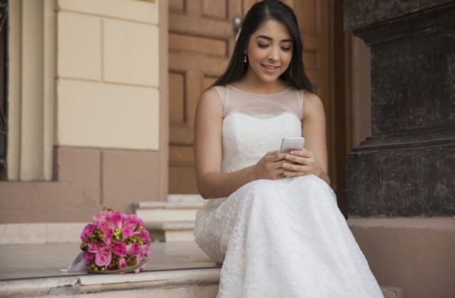 Първата работа на младоженците - да се тагнат във Фейсбук