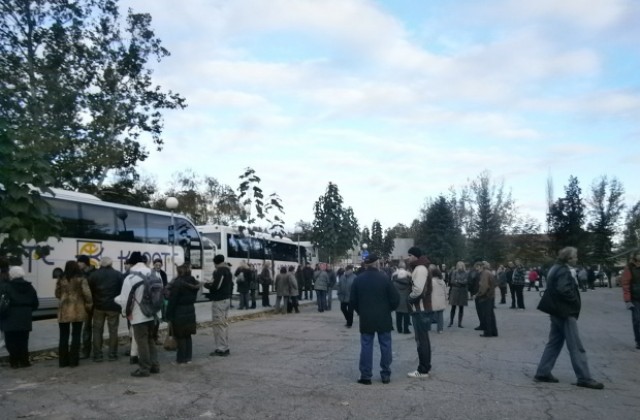 Над 700 души тръгнаха към централата на ДПС, за да я блокират