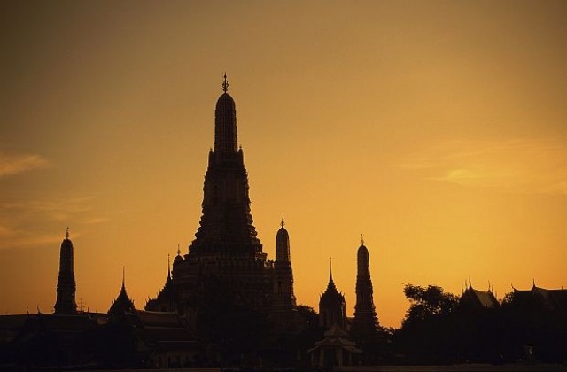 Разчистиха тайландски храм от секс играчки