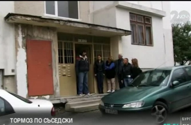 Двама души тормозят жителите на цял блок във Владиславово