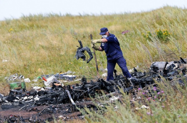 Откриха още човешки останки на мястото на разбилия се малайзийския самолет в Украйна